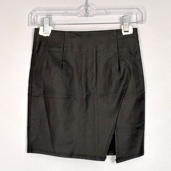Shop17 | Women’s Faux Leather Black Mini Skirt With Side Zipper Size S - Picture 1 of 12